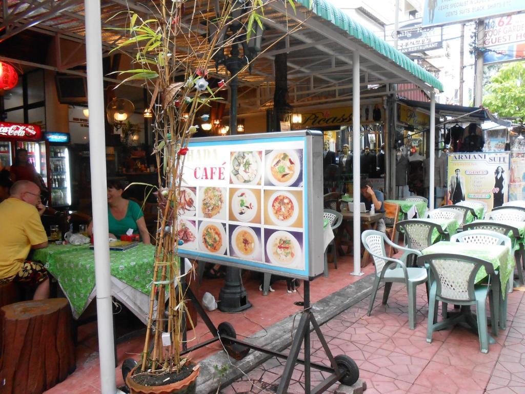 Four Sons Village Bangkok Bagian luar foto