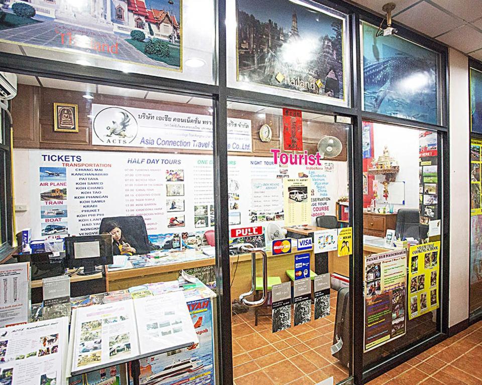 Four Sons Village Bangkok Bagian luar foto