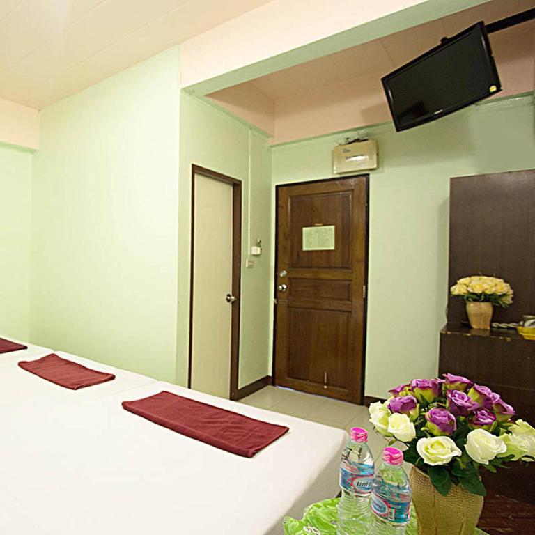 Four Sons Village Bangkok Bagian luar foto