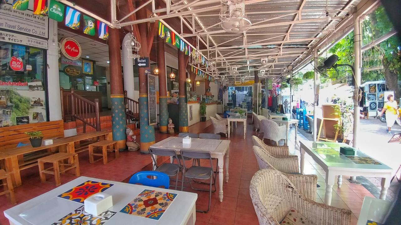 Four Sons Village Bangkok Bagian luar foto
