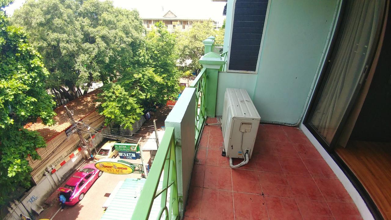 Four Sons Village Bangkok Bagian luar foto