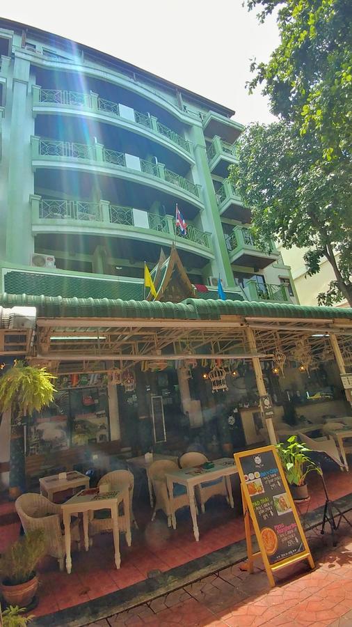 Four Sons Village Bangkok Bagian luar foto