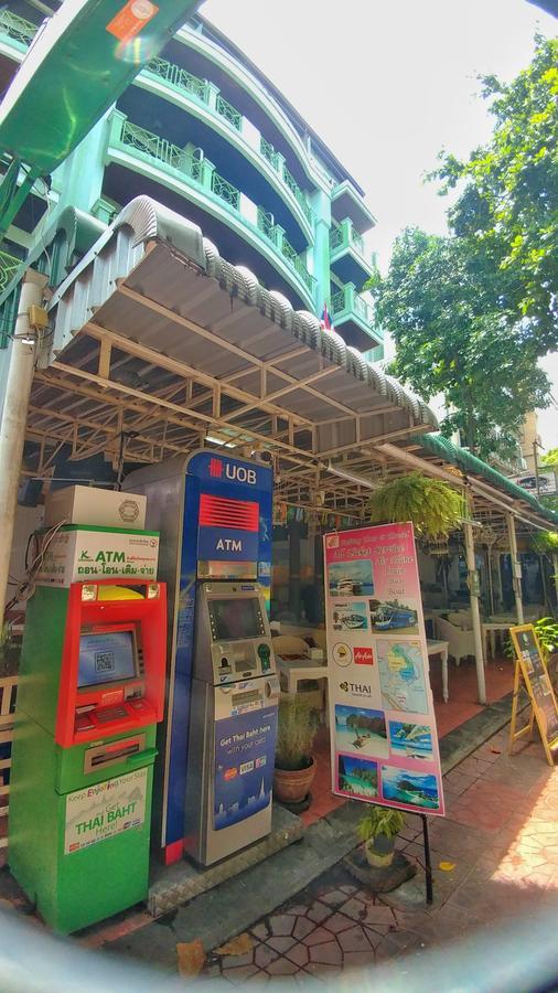 Four Sons Village Bangkok Bagian luar foto